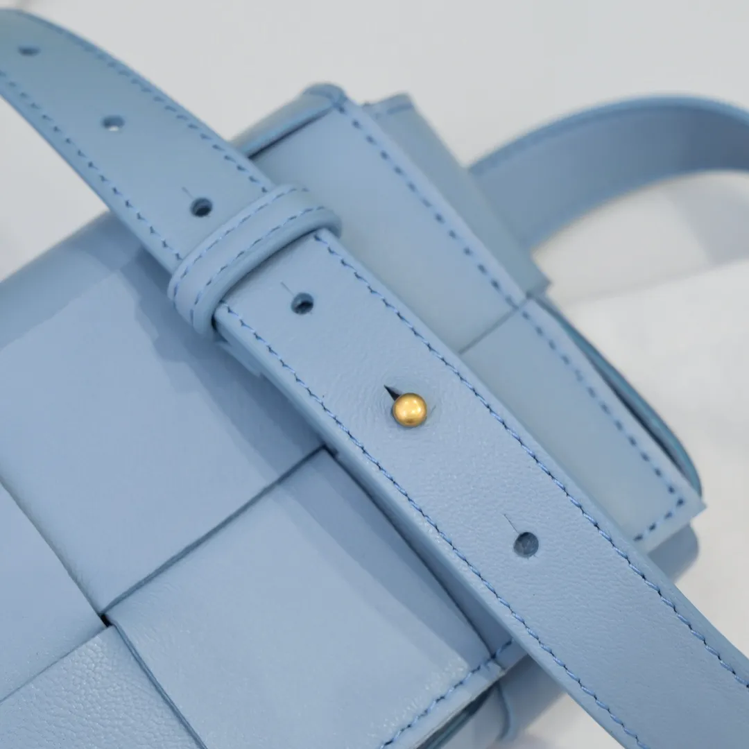 #𝐓𝐇𝐄 𝐁𝐄𝐋𝐓 𝐂𝐀𝐒𝐒𝐄𝐓𝐓𝐄 Checkered waist bag🔻 The hot cassette has a new style. The lambskin material is very light and has the same high-grade touch as always. It can be used as a handbag, waist bag, crossbody, or shoulder bag. Small and exquisite but very easy to use, it is stress-free to install iPhone plus, 💄lipstick 🕶️sunglasses! It continues the square shape of the cassette bag and does not deform after loading. It has a very concave shape! 【6815#】 Size: 17.5*9.5*5cm